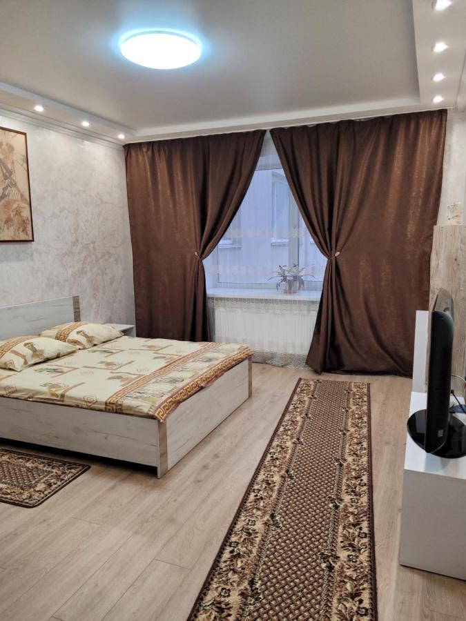 Апартаменты По Панаса Мирного. Khmelʼnytsʼkyy エクステリア 写真